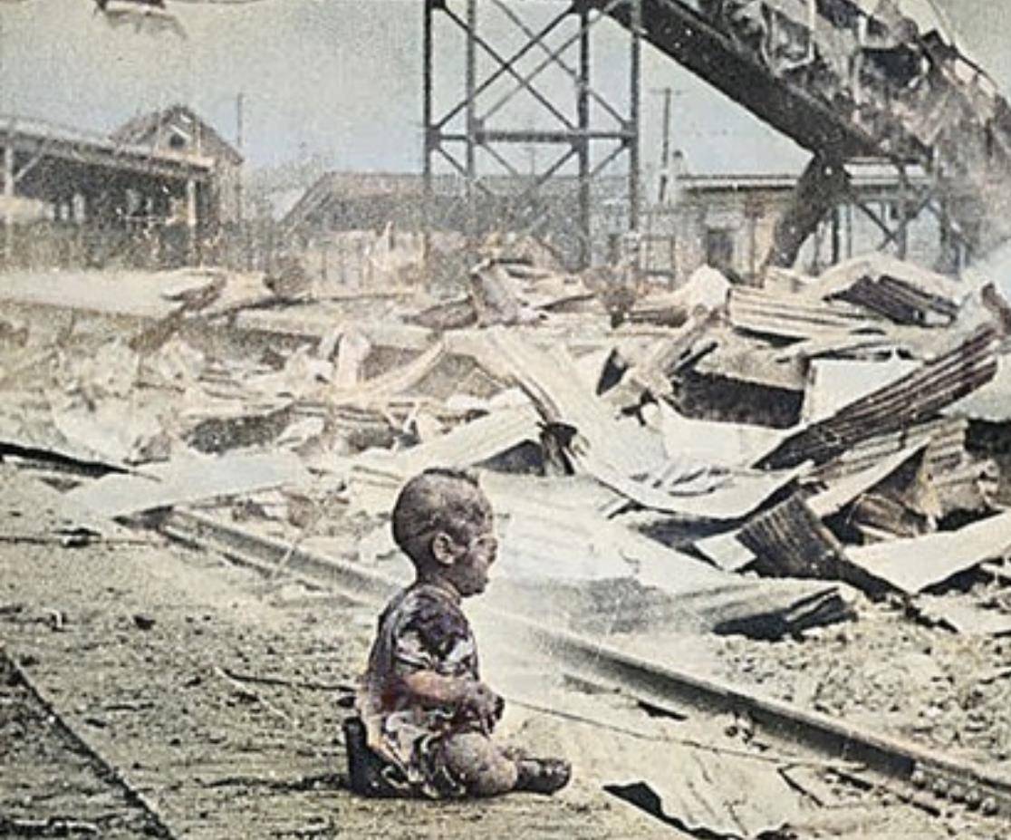 的火车站被日军轰炸成了一片废墟,浓烟滚滚,到处都是遇难者的残肢遗骸