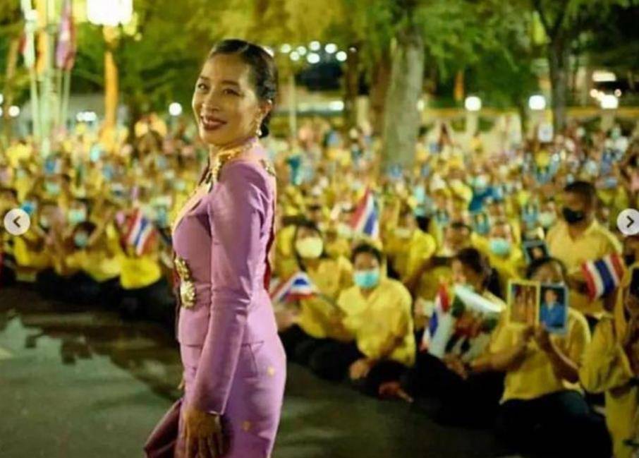 原创泰国大公主真给老爸面子跪在水泥地上为泰王捧场忙得满头大汗