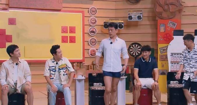 原创王耀庆穿短裤上节目被众人吐槽裤子太短只有胡军说出观众的心声