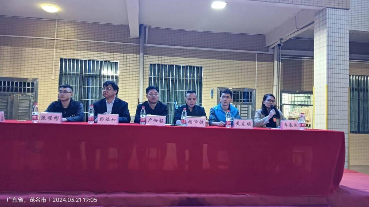 综治办副主任黄东明,禁毒社工到化州市第六中学开展禁毒宣传活动