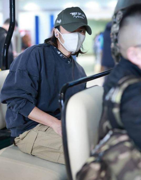 谢霆锋独自低调现身机场,造型引热议!_感觉_哥哥_墨镜