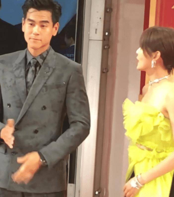 在之前一次活动中,辛芷蕾遇到了大帅哥彭于晏,两人要进行合影的时候