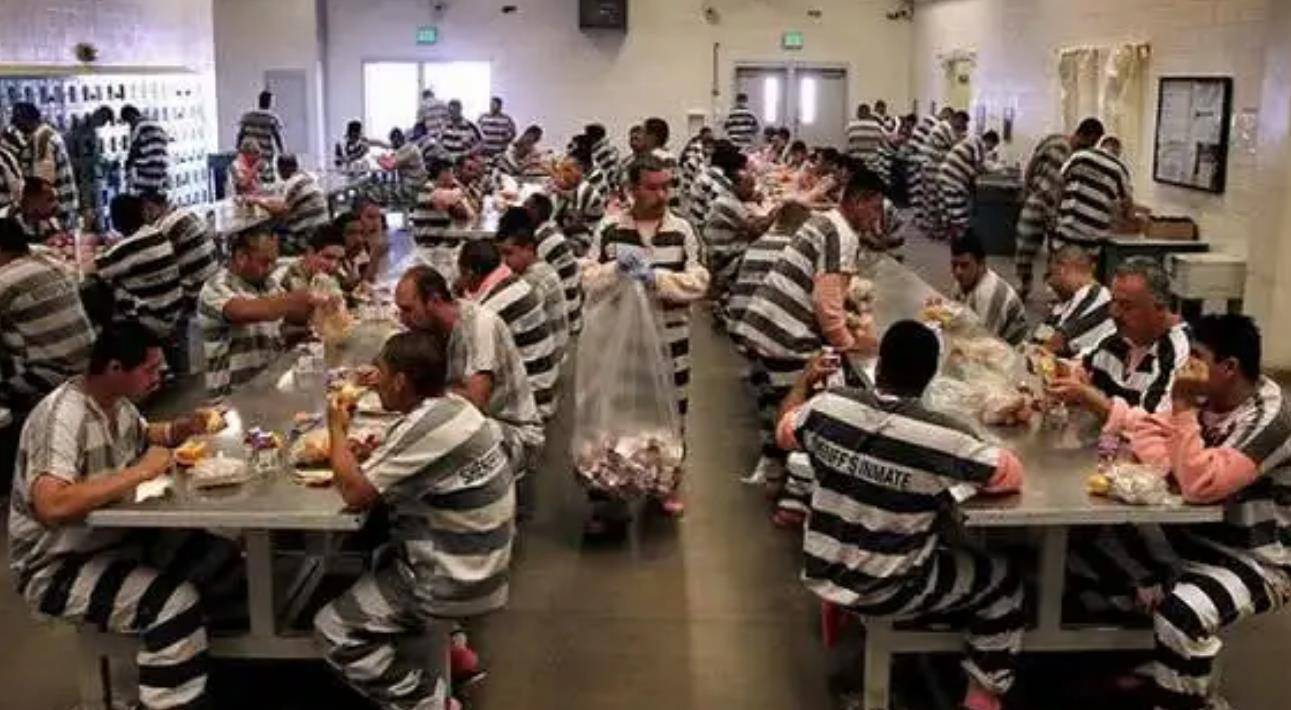 美国的私营监狱告诉你资本是怎么玩操纵的_私人_政府_劳动力