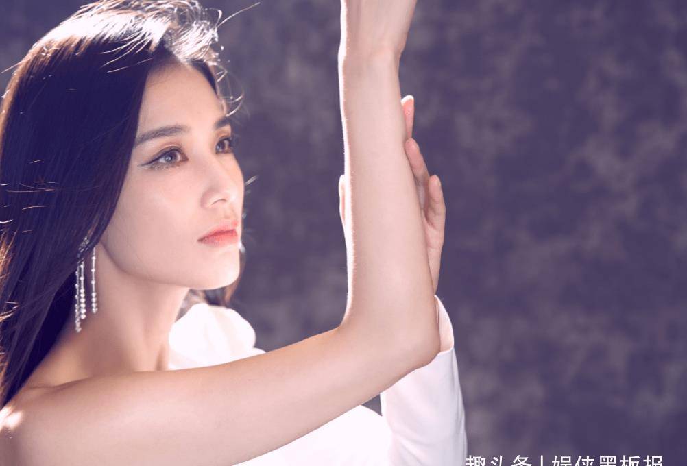 第9个女星出意外,黄圣依被道具砸到头部,染红了纸巾_节目_网友_万茜