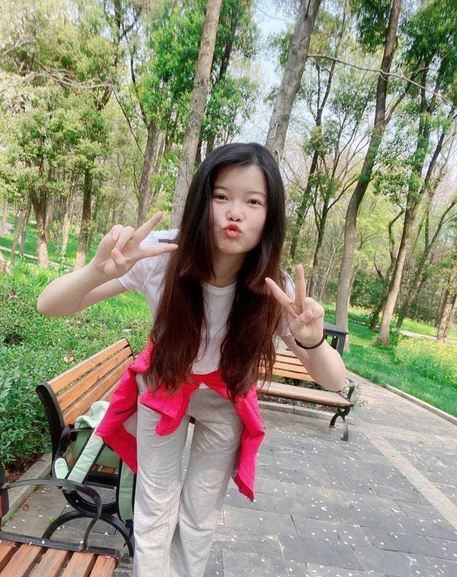 原创还记得那个雷神山背柜子的女汉子吗她说其实不怕嫁不出去