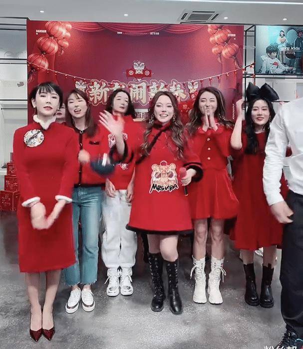 别家都是垃圾沾鞋的,辛选蛋蛋介绍卫生棉失误,产品下架鞠躬道歉_辛巴