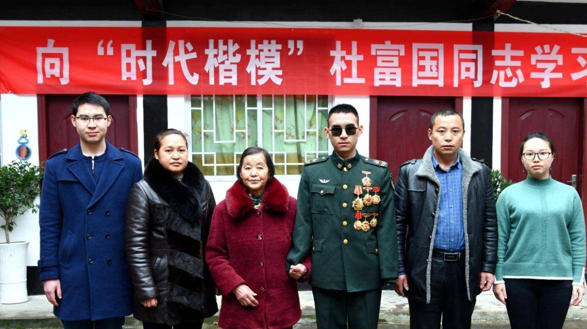 不畏艰险,不惧死亡的排雷战士们手拉着手,齐声唱着嘹亮的军歌趟过雷场