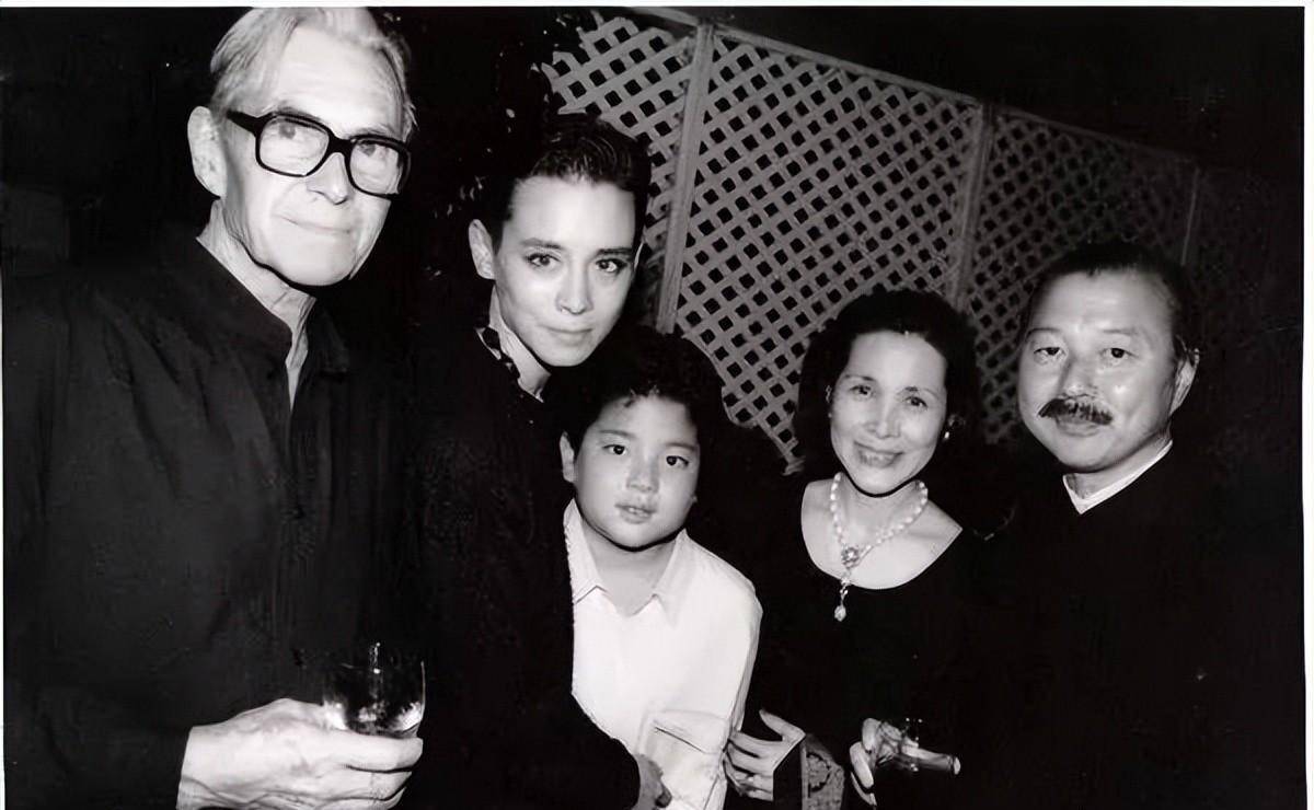 她是世界顶级模特,拥有完美面孔身材,曾被作家亦舒夸赞_周天娜_周英华