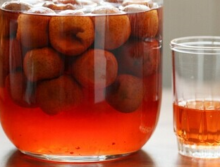 也可以在每次月经结束之后连续喝三天以上的四物汤,所谓四物汤就是