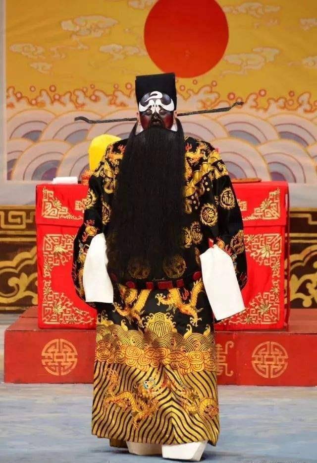 工净角,宗裘派,师承著名的京剧表演艺术家方荣翔,现如今任职于天津