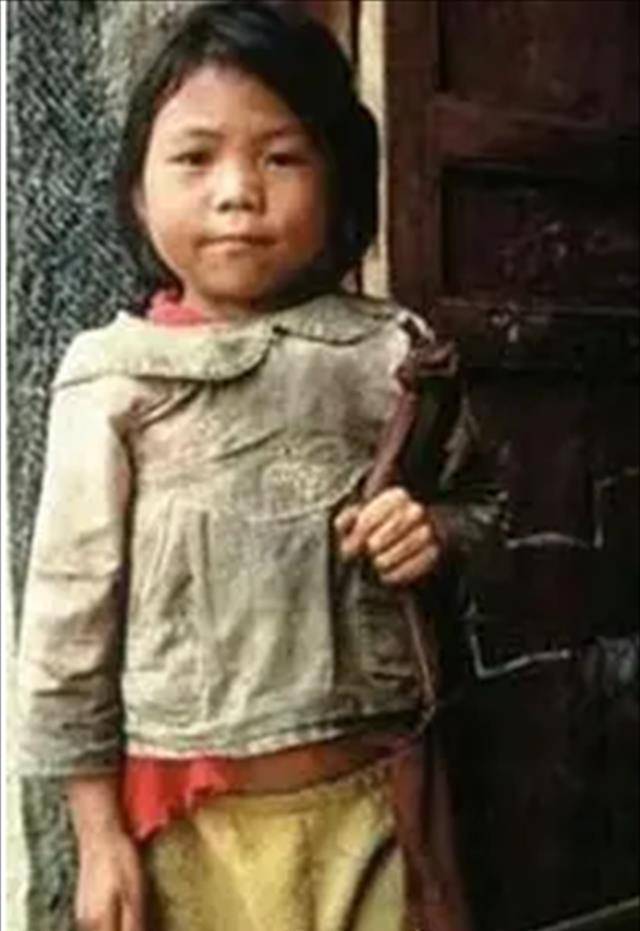 看着阔步离开头也不回的母亲,申春玲倔强的泪水在眼转,但却始终没有