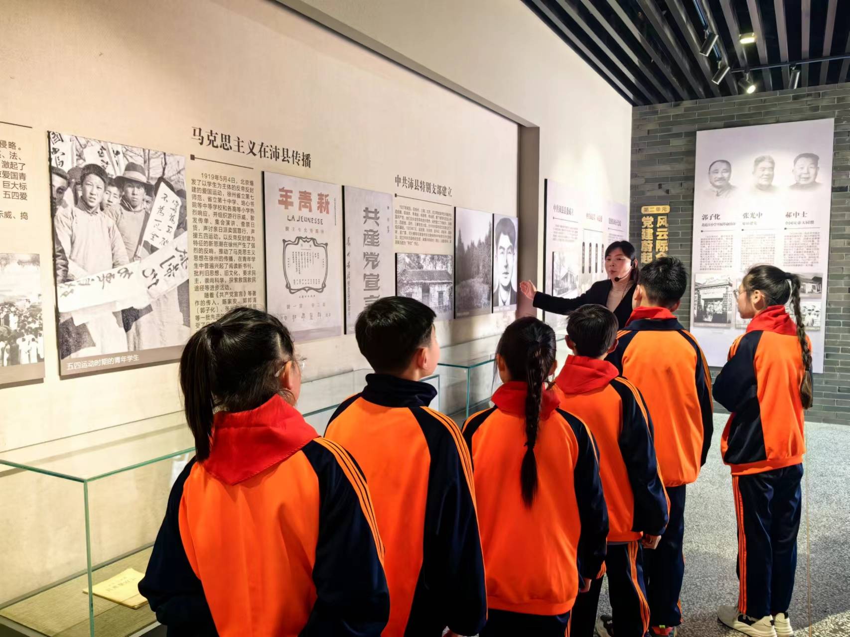 3月22日下午,优秀学生代表穿着整齐,怀着激动的心情来到沛县党史纪念