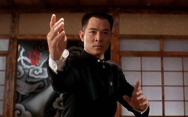 电影讲述了精武门弟子陈真追查师父霍元甲的死因,并证实了师父确是