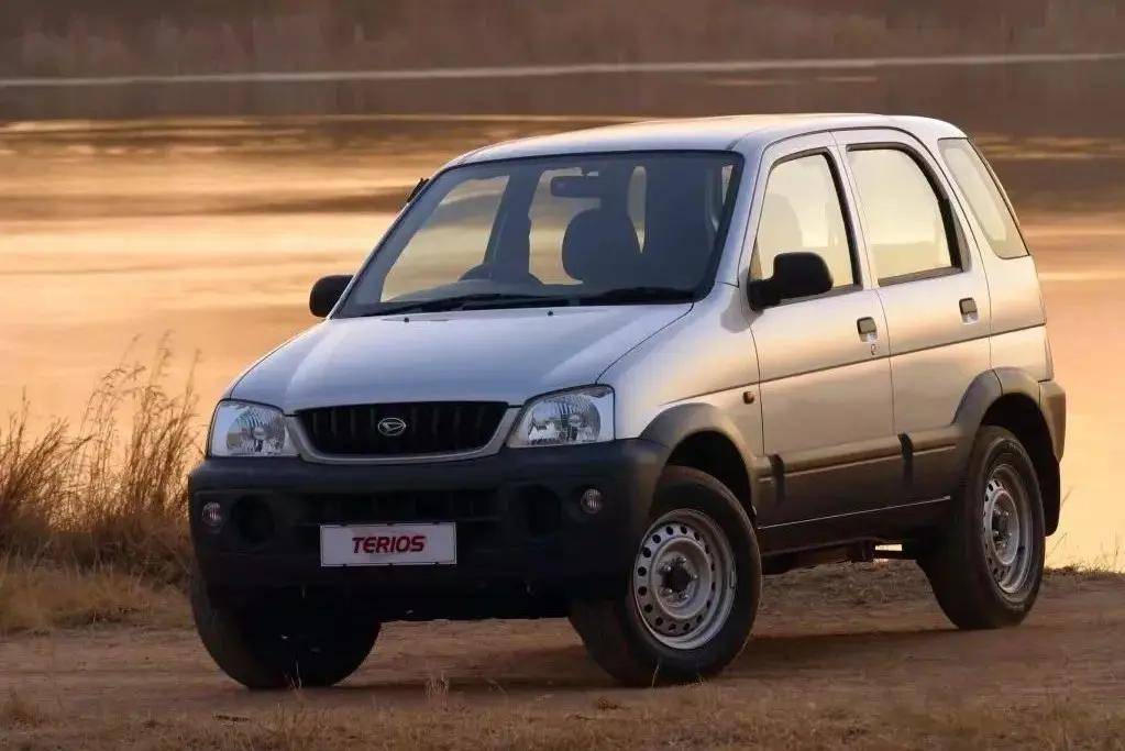 2003年一汽丰田将特锐引入并国产,当时这款车并没有挂丰田的车标,而是