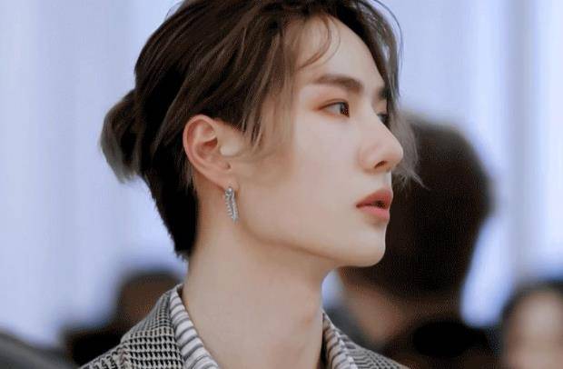 王一博如何做到又跩又火,还大摩托滑板乐高买到"破产"_时候_组合_经历