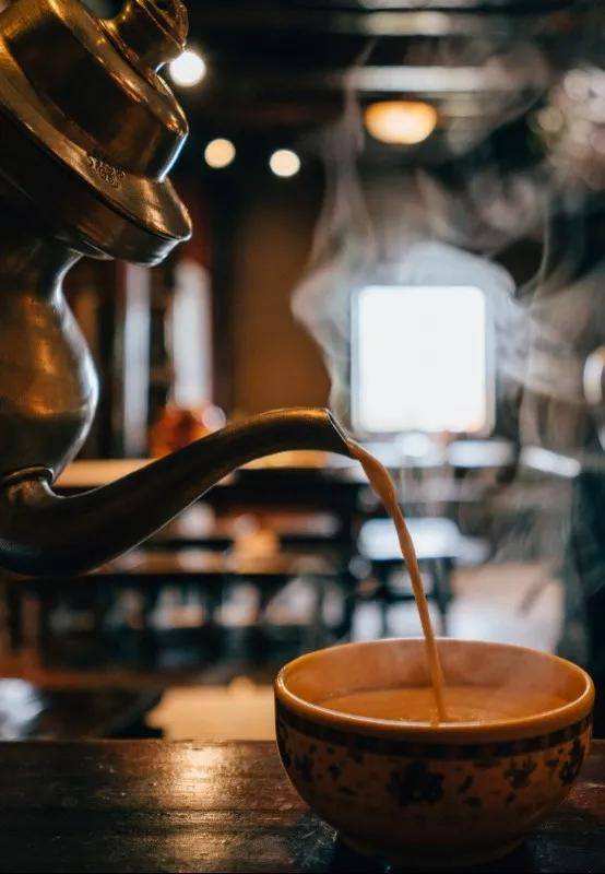 看日照金山,听风声,等日落在雪山冰泉养生庄园,雪山悬崖神迹酒店你