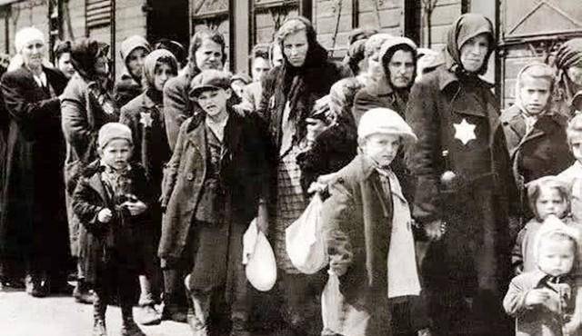 原创纳粹处决犹太人两天枪毙三万多人行刑前还拍照留念