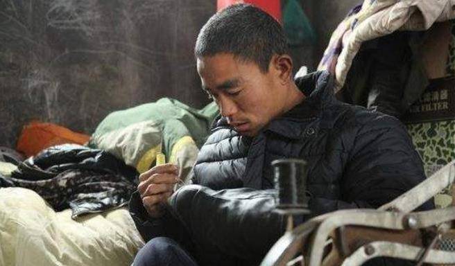 失去双腿的河南小伙50元买车轱辘走路如今靠赶集摆摊为生