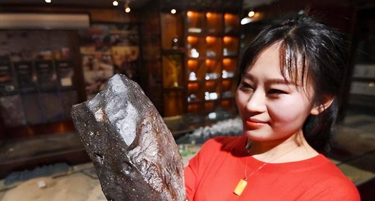 陨石猎人杨可欣5年冒死捡600颗陨石拒绝天价收购自开陨石馆