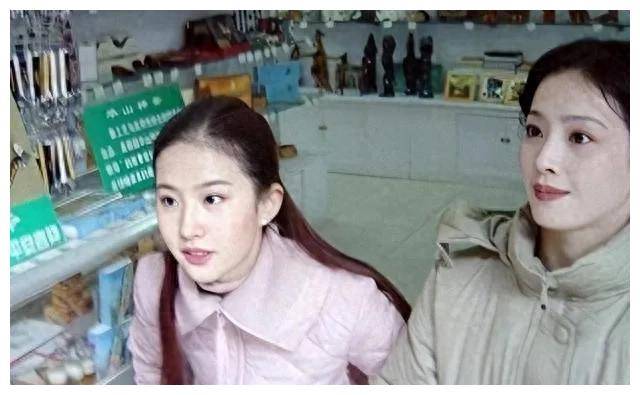 刘亦菲母亲刘晓莉65岁单身美如少女两次婚姻两次离婚