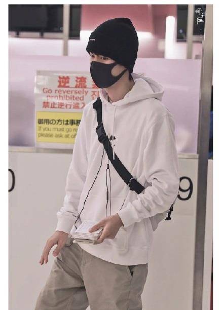 原创王一博镜子蹲引女粉畅想实际种草最深的还是各种帽