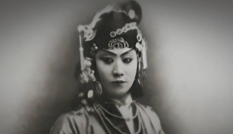 原创京剧名家荀令莱命丧家中有人说是因为天价邮票引来杀身之祸