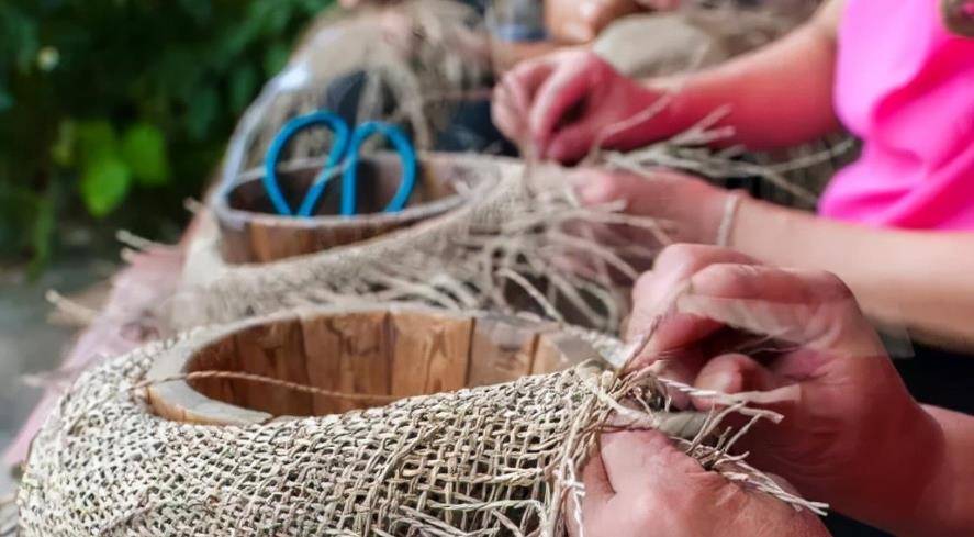 浙江男子放弃铁饭碗,凑2万编草帽,吸粉英国女王,现身家达914亿_罗立国