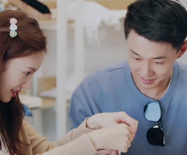 原创原创女儿恋爱金晨冲向大海荡秋千看清陈一鸣反应难怪爸爸相中