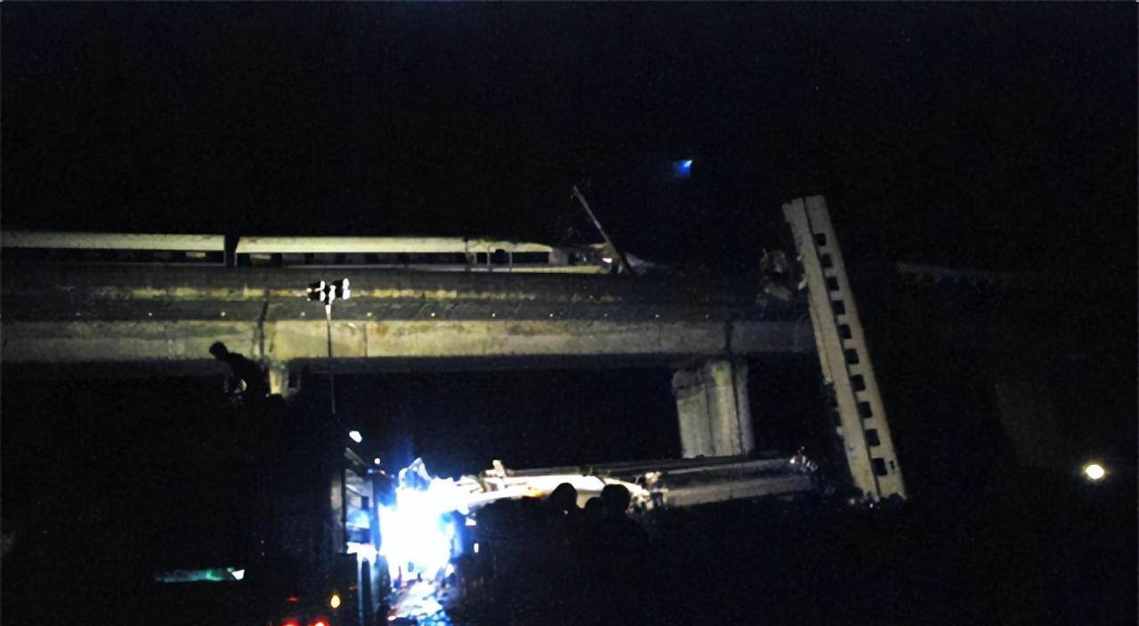 11年前温州动车事故中,失去父母幸存下来的小伊伊,后来怎么样了