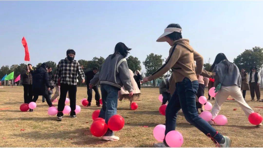 湖北省潜江中学举办系列活动庆祝三八国际妇女节