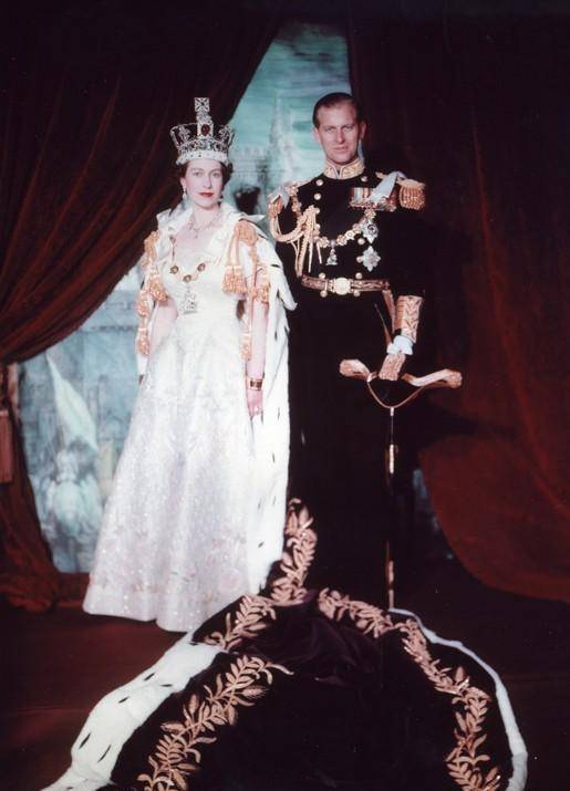 公主跪地加冕侧面图片图片