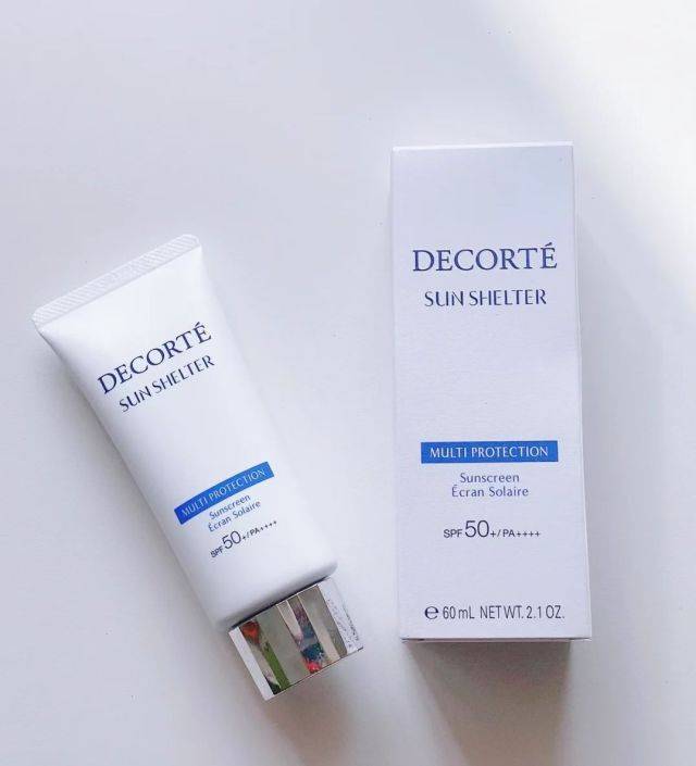 水防晒,性价比非常的高,学生党必备的一款,一抹就化水,白色液体的质地