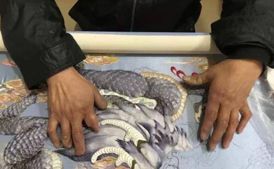 原创汉绣技艺无人传承80岁老人每月拿3000元退休金倒贴钱收徒弟