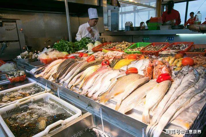 本岛的沈家门是舟山海鲜的集散地,开渔时节的码头每天都异常热闹.