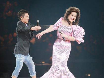 甚至春节联欢晚会也为她举办了主题活动.老师徐晓峰.