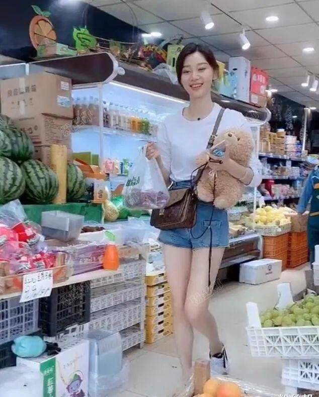 抖音180cm"最美车模"走红,大长腿回头率十足,男生们望而却步_张芮