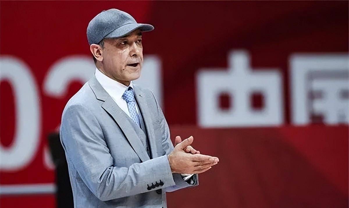 新疆主帅阿的江妻子年过50仍气质十足女儿阿迪娜太美了