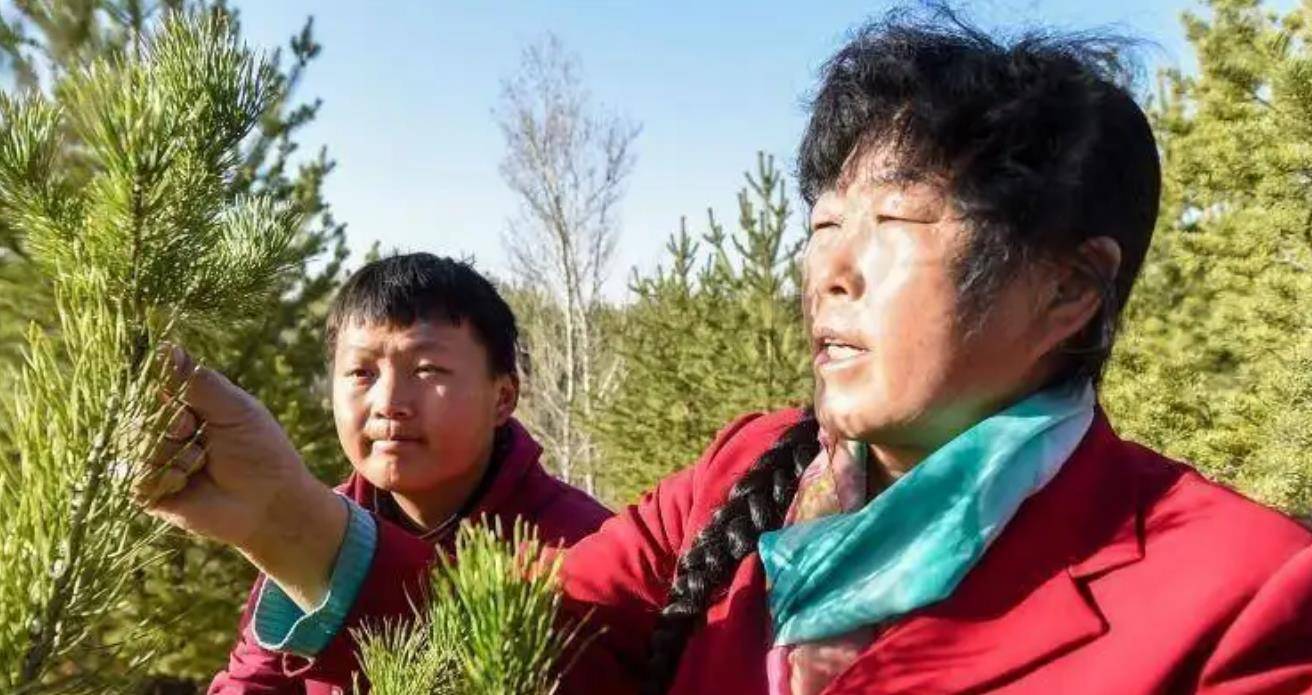 1985年,陕西女孩嫁到沙漠,几次逃离未果,15年后国家为她颁奖_殷玉珍