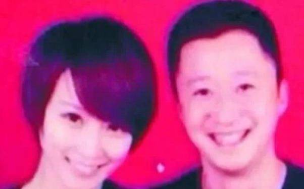 原创同样都是结婚证件照大家都是红底白衬衫他俩黑衬衫却被羡慕了