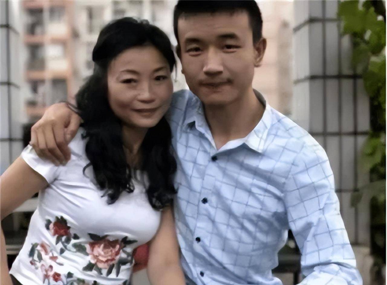 原创重庆23岁小伙爱上46岁阿姨李良友2月后闪婚6年过去恩爱如初