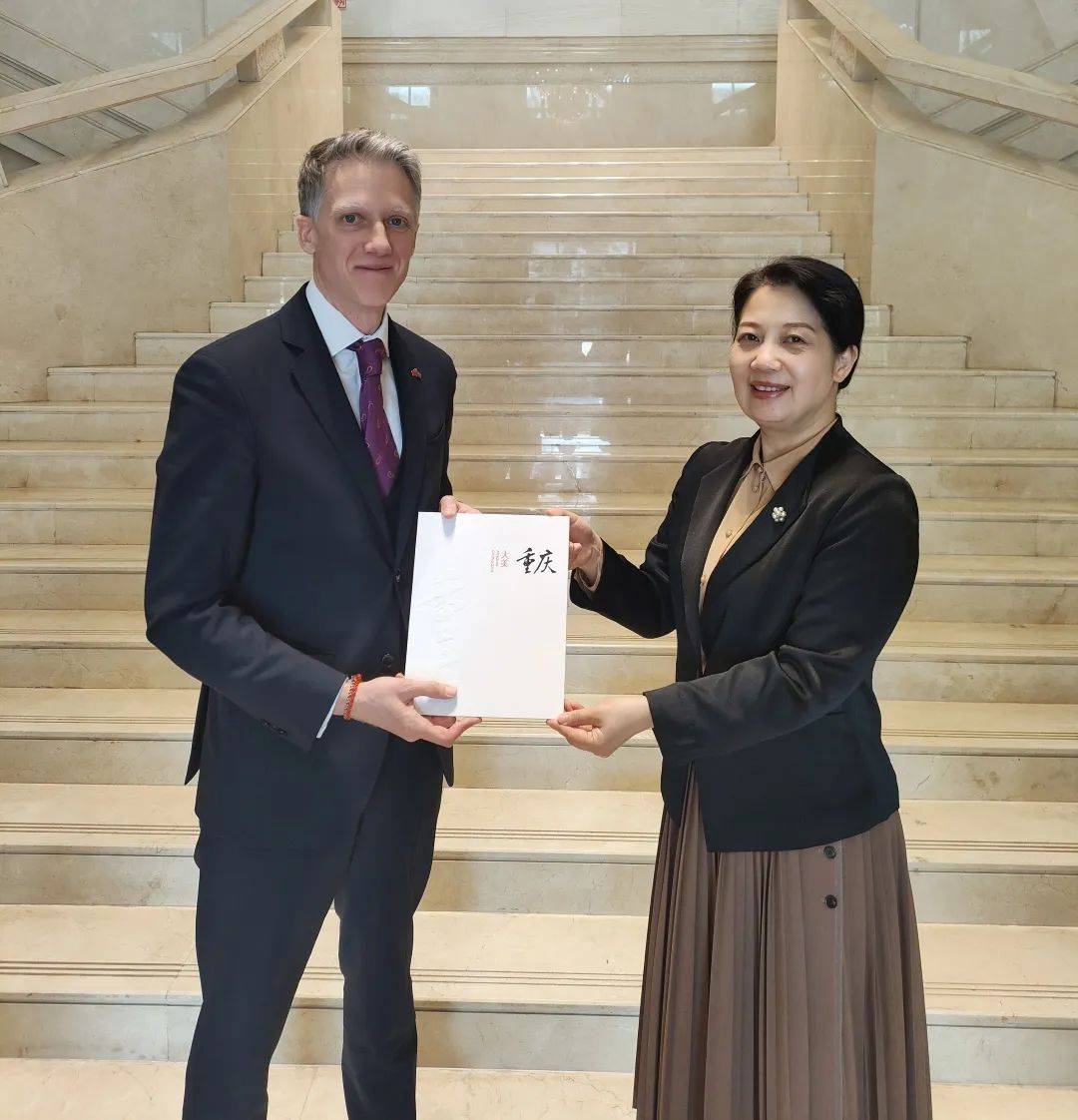 新任英国驻重庆总领事李遥拜访市政府外办