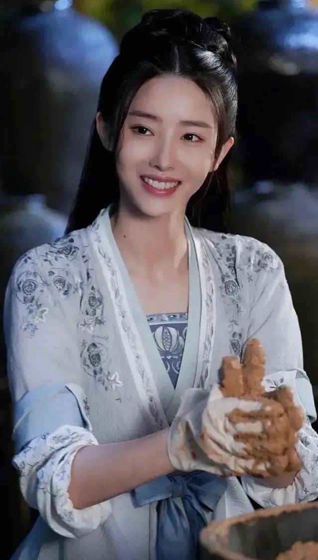 长剧基本就是女配的角色,演过电视剧赘婿》荷和69电影赘婿之吉兴高