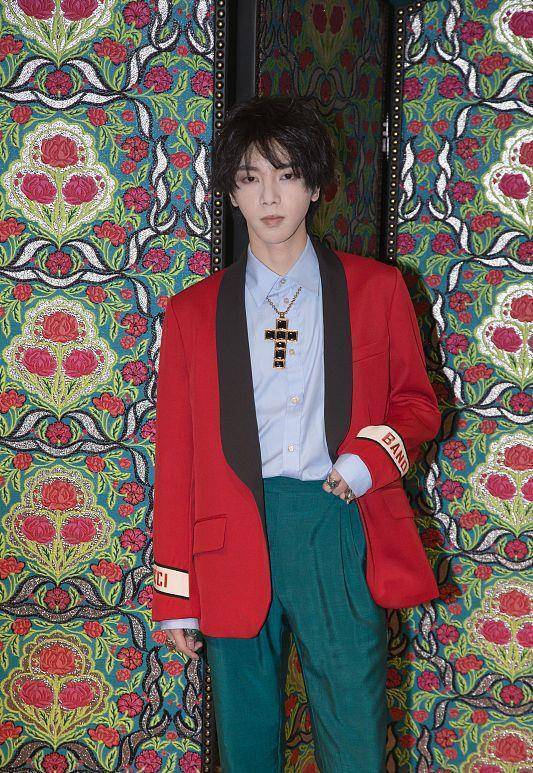 华晨宇出席活动真高调红配绿西装好吸睛不过看着还挺个性