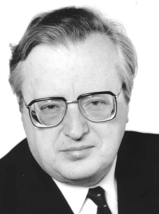 1989年,创始人之子erich trunkenpolz与世长辞,ktm 51%的股份被出售.