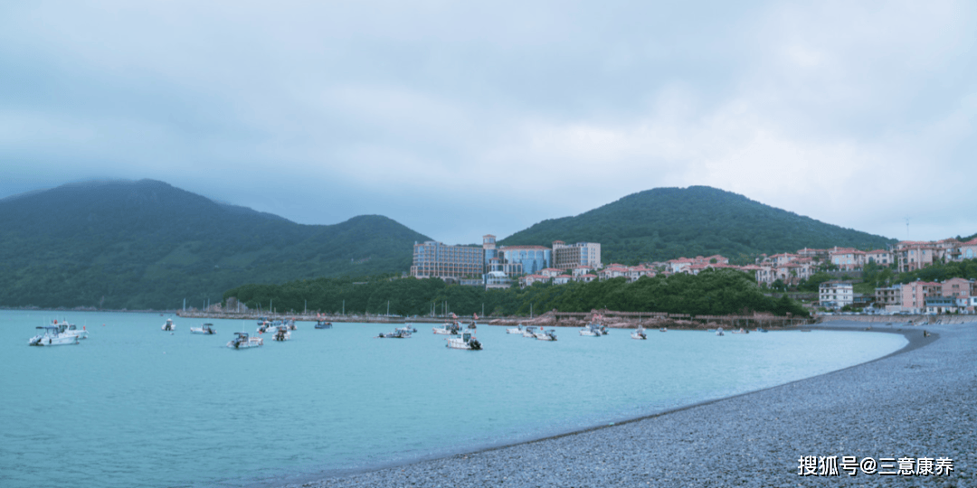 舟山的机场设在朱家尖,这座小岛和本岛之间有跨海大桥相连.