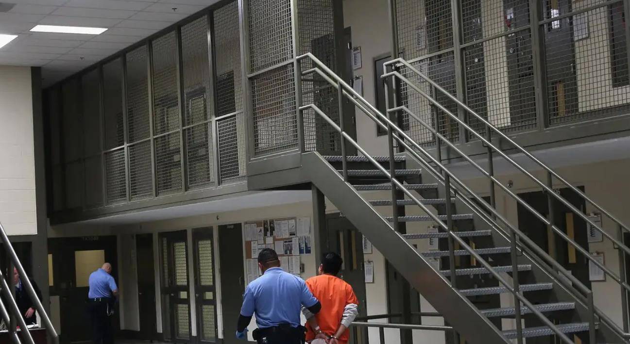 美国的私营监狱告诉你资本是怎么玩操纵的_私人_政府_劳动力