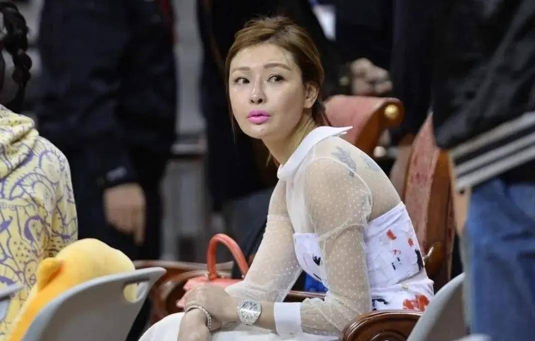 娘,身家过亿,42岁身材依旧时尚,后背纹身时尚_吴迪_宏远俱乐部_陈海涛