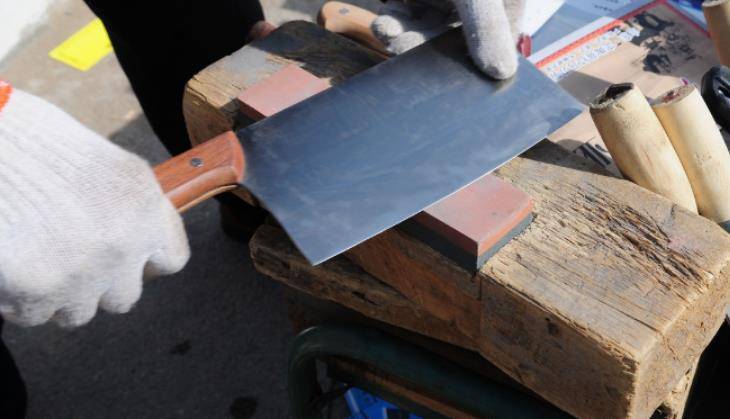 随着自己的年纪逐渐增长,他还需要一门手艺养活自己,找来找去,他在