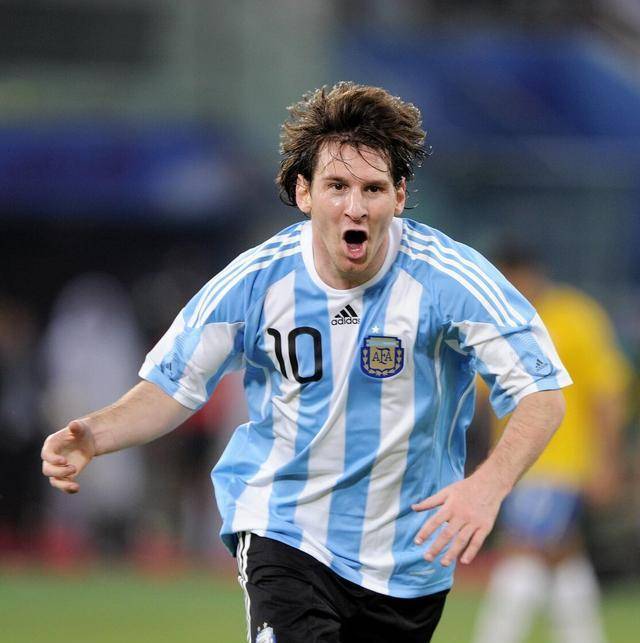 梅西连续获奖金球奖引发争议_胜利_赛季_成就