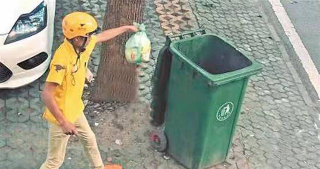 原创外卖员的酸甜苦辣有人让帮忙倒垃圾对雨天又痛又爱